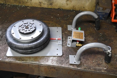 Nostin ja sen mukana tullut varustus.