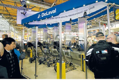 DeLavalin AMRTM-karusellilypsyrobotti esiteltiin suurelle yleisölle Hannoverin Eurotier-näyttelyssä. Vaikka tuotantomalliin onkin vielä matkaa, osoitti osaston ruuhkaisuus, että uutuus kiinnostaa maidontuottajia toden teolla.