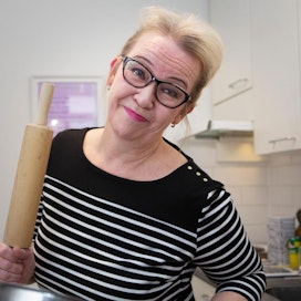 Ulla Merimäki-Pajunen käyttää vaalityössä tarvittaessa vaikka kaulinta. Hän elää täysillä tukena miehensä kampanjassa.