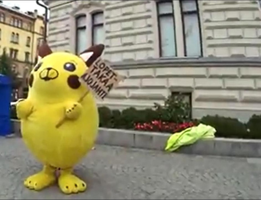Fcaebookissa julkaistulla videolla Pikachu-pukuun pukeutunut mies kulkee Tampereen keskustassa.
