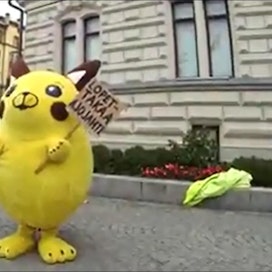 Fcaebookissa julkaistulla videolla Pikachu-pukuun pukeutunut mies kulkee Tampereen keskustassa.