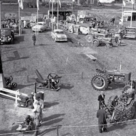 Maatalousnäyttelyiden koneosastot eivät vielä 50-luvun alussa olleet kovin laajoja. Kuvassa SMK:n, Fordin ja Keskon valikoimaa Rautalammin maatalousnäyttelyssä 23.–24.8.1952. Etualalla SMK:n konetarjontaa edustaneet Takra ja David Brown Cropmaster, sekä Farmall-mallit M ja FC. Fordin palstalla, autojen seassa, seisoo petrooli-Majuri, viereisellä Keskon osastolla Allis-Chalmers-traktorit B ja WD, sekä All-Crop-vetopuimuri.