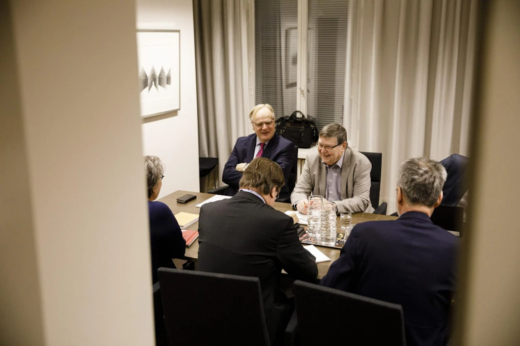Postin työkiistan ratkaisemista tukemaan pyydetyt selvityshenkilöt aloittivat kokoustaan valtakunnansovittelijan toimistolla perjantaiaamuna. EK:n entisen työmarkkinajohtajan Lasse Laatusen (takana oikealla) mukaan selvityshenkilöt keskittyvät ensin pakettilajittelijoiden asemaan. LEHTIKUVA / SEPPO SAMULI