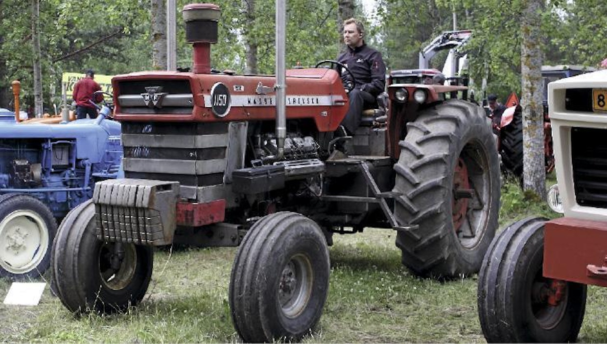 Amerikkalaisen MF1000-sarjan suurin malli, 1150, ei aikanaan ollut Hankkijan maahantuontiohjelmassa. Muutamat Suomessa olevat yksilöt on tuotu jälkikäteen käytettyinä. Uudempaa 1155-mallia sai erikoistilauksesta ihan Hankkijastakin. Moottori on 8,25-litrainen Perkins V8, teholtaan 146 hv. Vuosina 1967–72 tehty traktori painaa noin viisi tonnia. (Oulainen)
