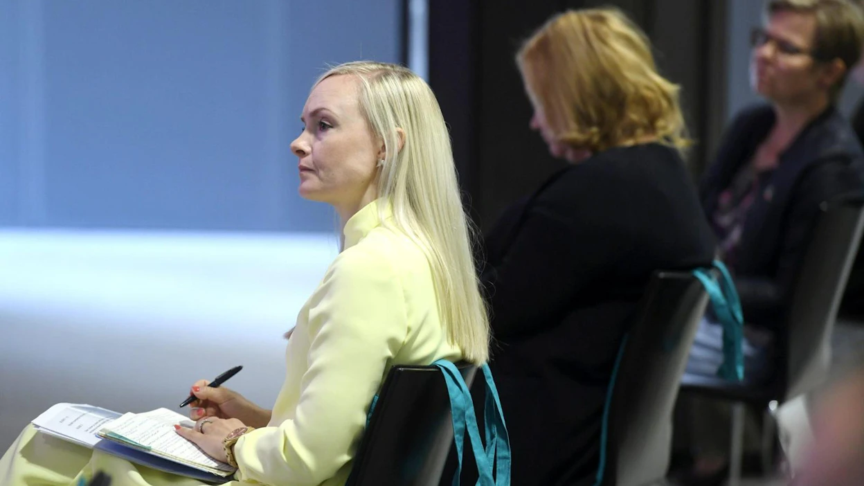 Sisäministeri Maria Ohisalon (vihr.) mukaan hallituksessa on keskusteltu Skopjen lentoliikenneyhteyden mahdollisesta keskeyttämisestä. LEHTIKUVA / Heikki Saukkomaa