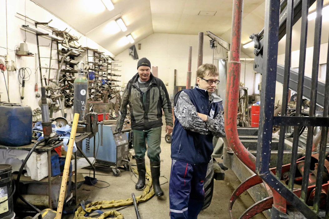 Asialliselle maatilakorjaamolle on edelleen käyttöä, vaikka huoltohommat ja urakointi on jäänyt, Markku ja Mika Brandt toteavat.