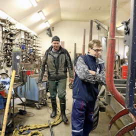 Asialliselle maatilakorjaamolle on edelleen käyttöä, vaikka huoltohommat ja urakointi on jäänyt, Markku ja Mika Brandt toteavat.
