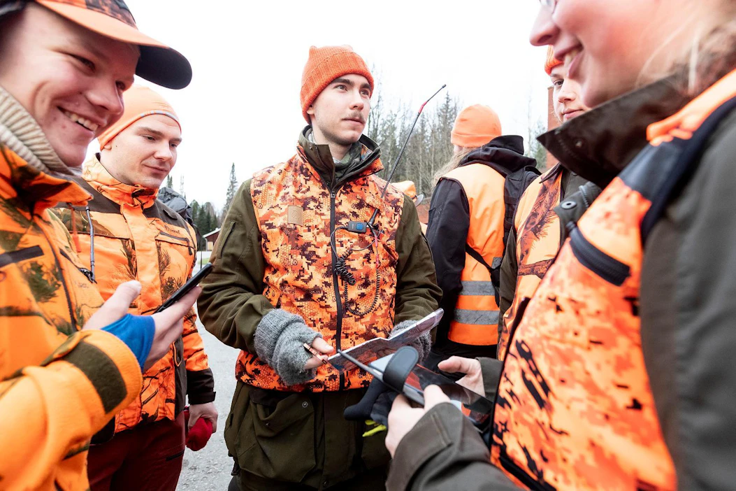 Juho Äyräs, Johan Simola, Elias Liimatainen ja Anna-Riikka Sahra kuuntelevat, kun jahtivouti Matias Virta (keskellä) antaa ohjeita seuraavaa ajoa varten.