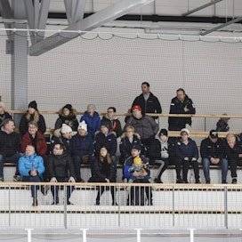 Esimerkiksi jääkiekon Liigan ottelut ja Jokerien pudotuspelit KHL-liigassa vetävät parhaimmillaan tuhansia katsojia. LEHTIKUVA / RONI REKOMAA