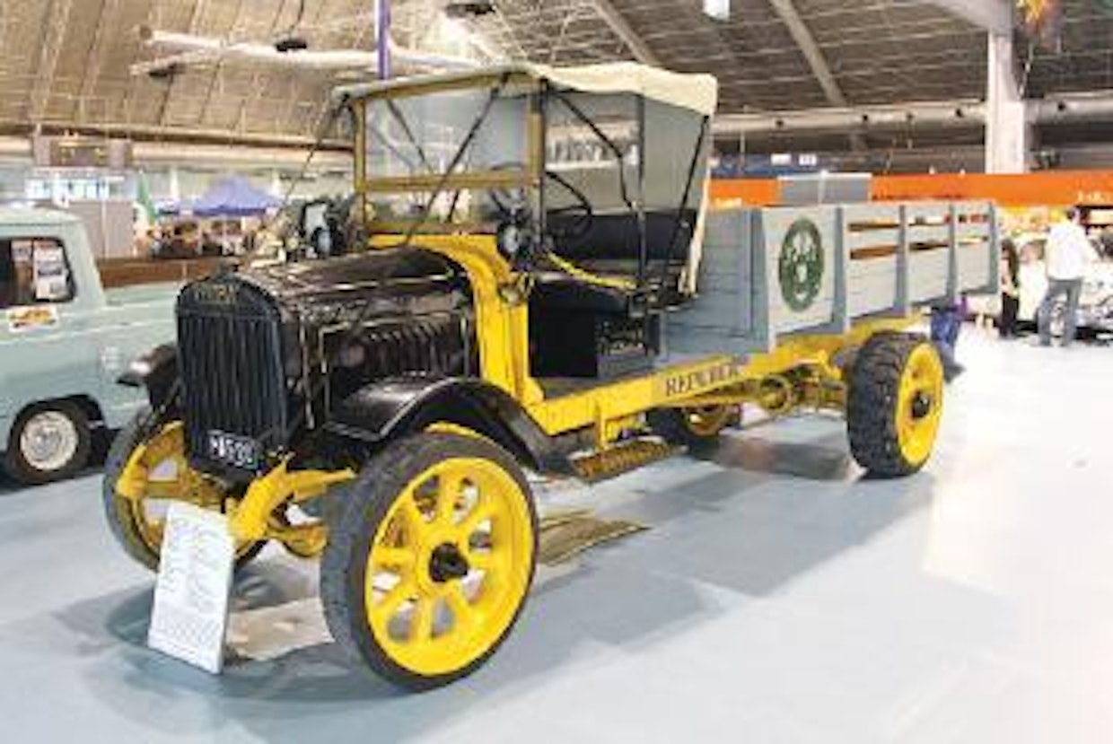 Michiganilaisen Republic-kuorma-auton maahantuonnista ja kokoonpanosta vastasi SOK, minkä ansiosta niitä nähtiin 1920-luvulla useimmiten osuuskauppojen lastia kuljettamassa. Moottori on 5,7-litrainen nelonen, teholtaan 32 hv. Republicin kantavuus on tuon ajan autoksi huomattava 3 300 kg. Pyörät ovat tuolle ajalle (vm. 1920) tyypillistä umpikumia.