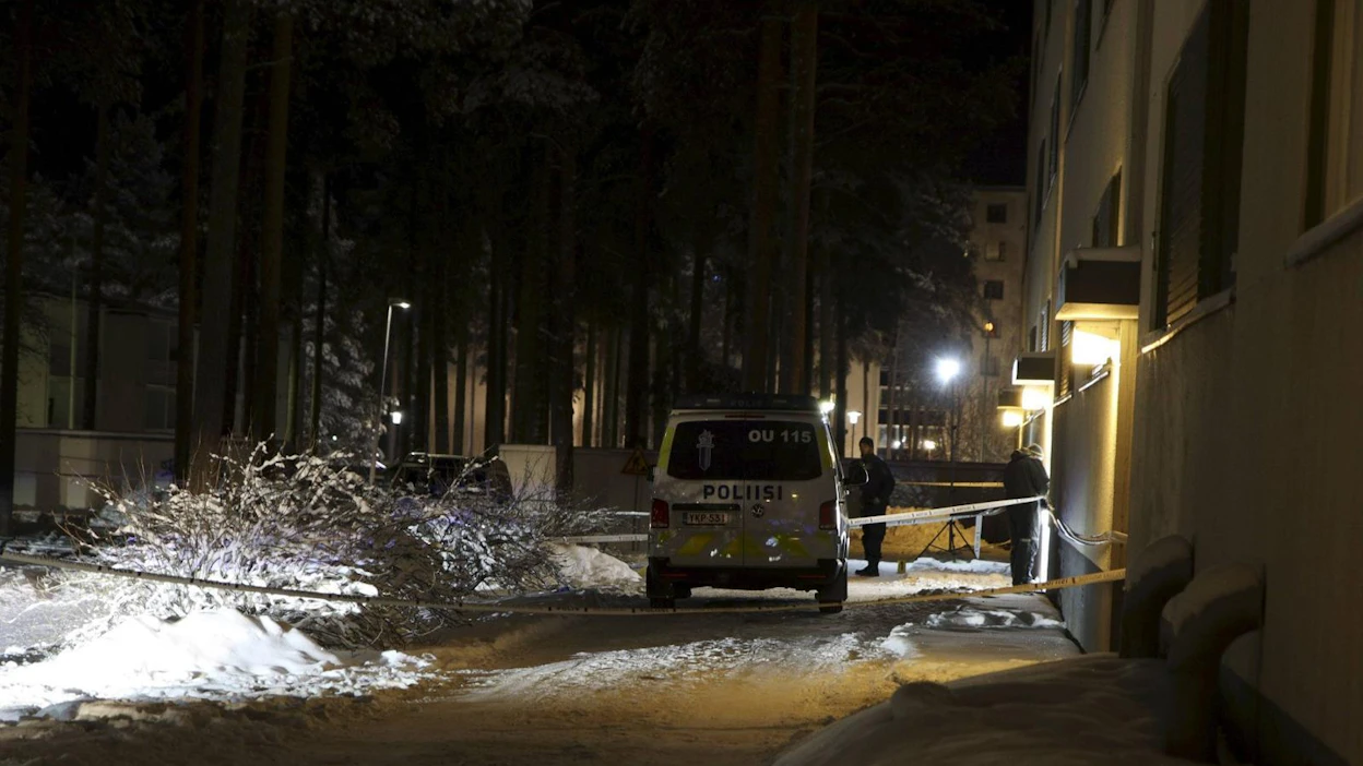 Oulun käräjäoikeus hylkäsi torstaina 35-vuotiaan miehen syytteet kahteen poliisiin kohdistuneista murhan yrityksistä. Kuva tapahtumapaikalta. LEHTIKUVA / Ville Rantanen
