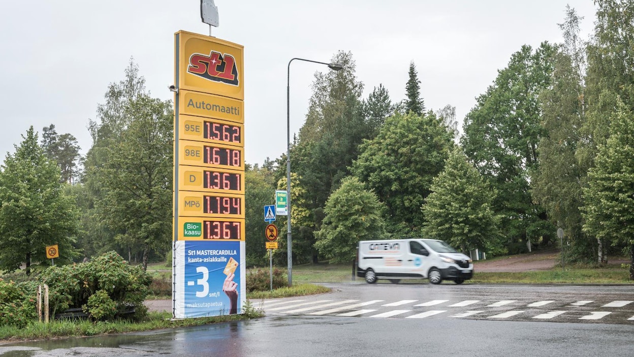 Mäntsälässä St1:n asemalla on myös kaasutankki. Vaikka asemalla kävi viime viikon torstaina iltakuuden maissa ahkerasti tankkaajia, kaasua ei ostanut kukaan yli puoleen tuntiin.