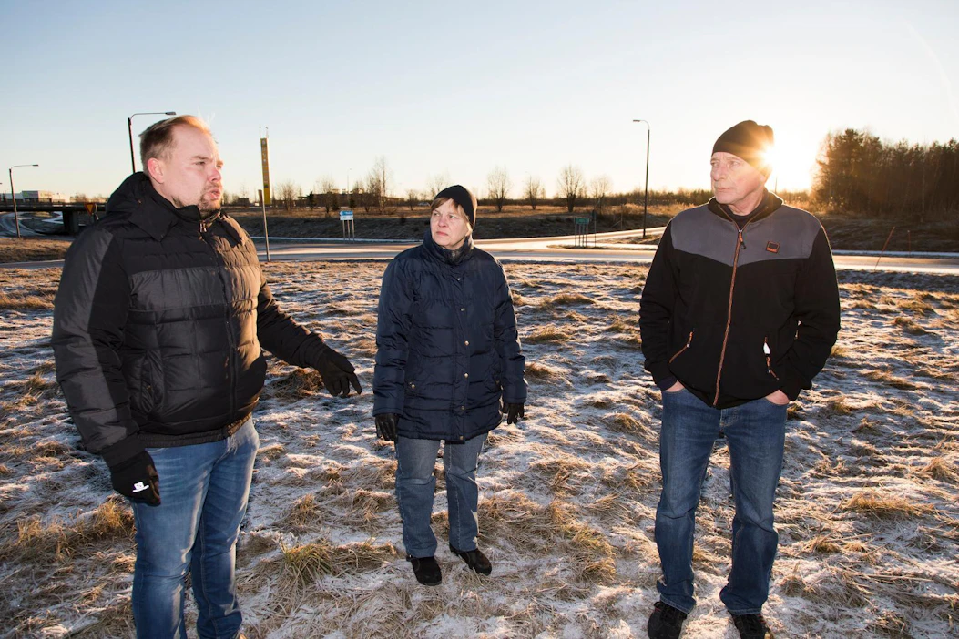 Sami, Merja ja Kari Isola haluaisivat myydä peltonsa nelostien varressa yritystoimintaa varten, mutta kunta ei suostu kaavoittamaan aluetta. Kunta on hakenut maille pakkolunastuslupaa ympäristöministeriöltä.