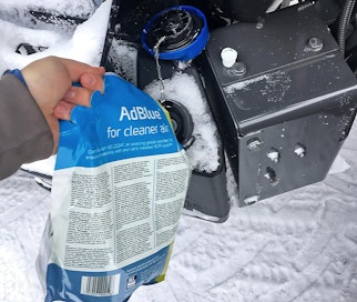 Käytännössä on havaittu, että AdBlue säilyy huonosti. Koneammattilaiset joutuvat käyttämään kaiken maalaisjärjen, jotta pystyy välttämään tekniset ongelmat myös arktisissa olosuhteissa.