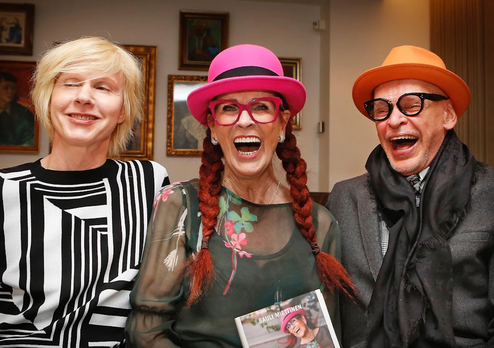 Ystävykset Sauli Mattila (vas.), Aira Samulin ja Jorma Uotinen keksivät ajatuksen Airan elämäkerrasta uuden vuoden illanvietossa.