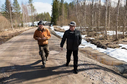 Tuukka Kivioja ja Alpo Konola päivittelevät Nevalankankaantien kuoppia ja pehmeitä reunoja.