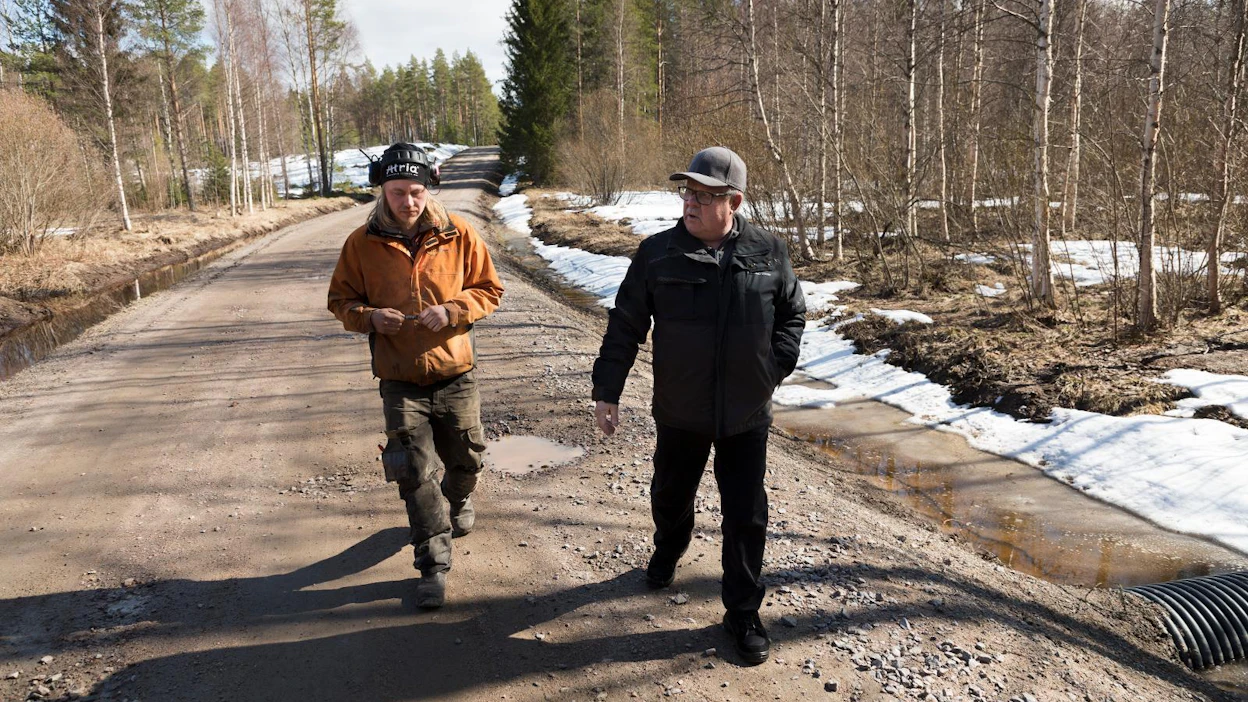 Tuukka Kivioja ja Alpo Konola päivittelevät Nevalankankaantien kuoppia ja pehmeitä reunoja.