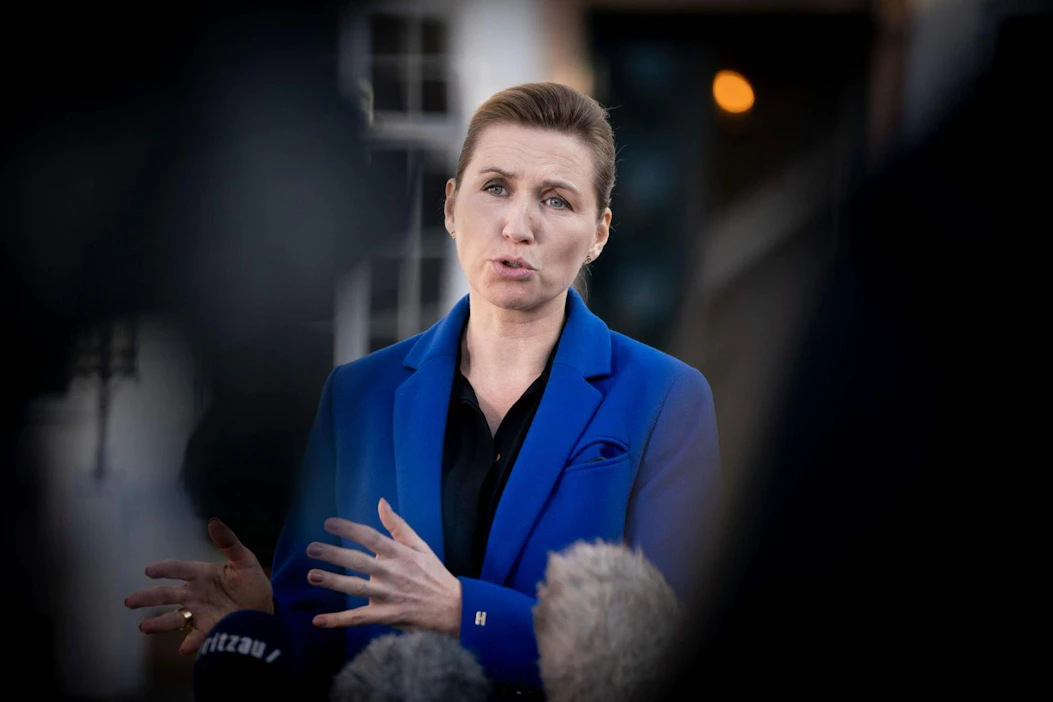 Pääministeri Mette Frederiksen ilmoitti yhteiskunnan osittaisesta sulkemisesta sunnuntaina. Lehtikuva/AFP