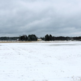 Pyhäjoen kunnassa Parhalahdella pelto sai takatalven myötä maanantaina kohtalaisen lumikerroksen.