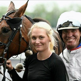 Ilona Koskinen, hänen työnantajansa Björn Goop ja Xea Venus voittajaesittelyssä Ranskan pääradalla Vincennesissä.