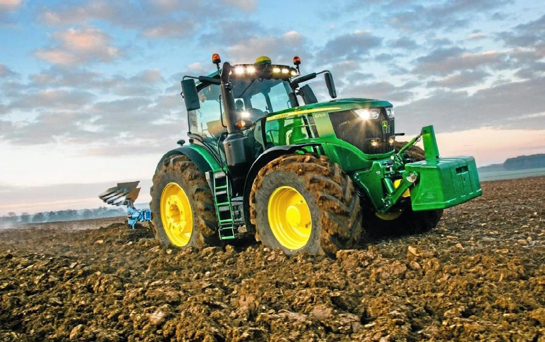 John Deere kasvatti 6R-sarjaansa ylöspäin ja tehot yltävät isomman 7R-sarjan rinnalle.