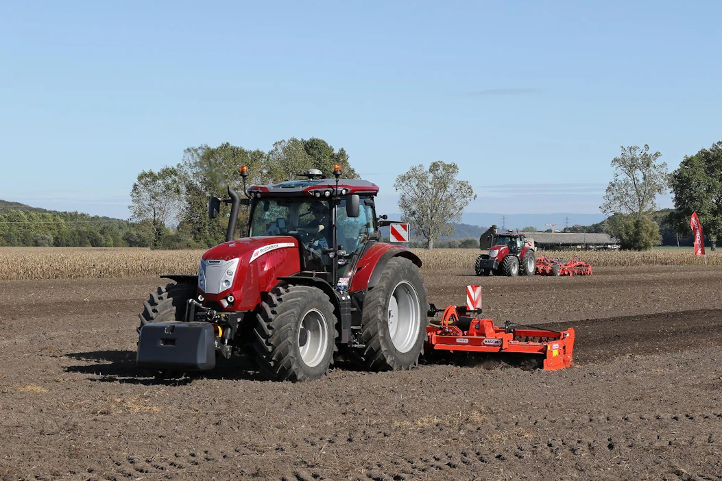 McCormick X7.6:n ulkonäkö on muuttunut noudattamaan isoveljensä X8:n muotoilua. Traktorin ulosotto on aiempaa järeämpi eikä ulosottotehoa tarvitse enää rajoittaa, minkä ansiosta esimerkiksi 6-metrinen vaakatasojyrsin kulki traktorilla ongelmitta.