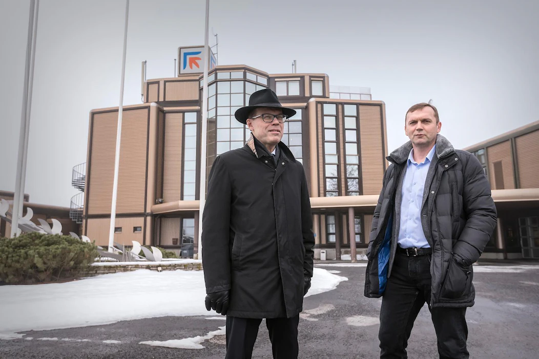 Finn-Powerin työpaikat siirtyvät saman työssäkäyntialueen sisällä Kauhavalta Seinäjoelle, 40 kilometrin päähän. Kauhavan kaupunginjohtaja Markku Lumio (vas.) ja Kauhavan Yrityskiinteistöt Oy:n toimitusjohtaja Hannu Ristaniemi pitävät päätöstä valitettavana.