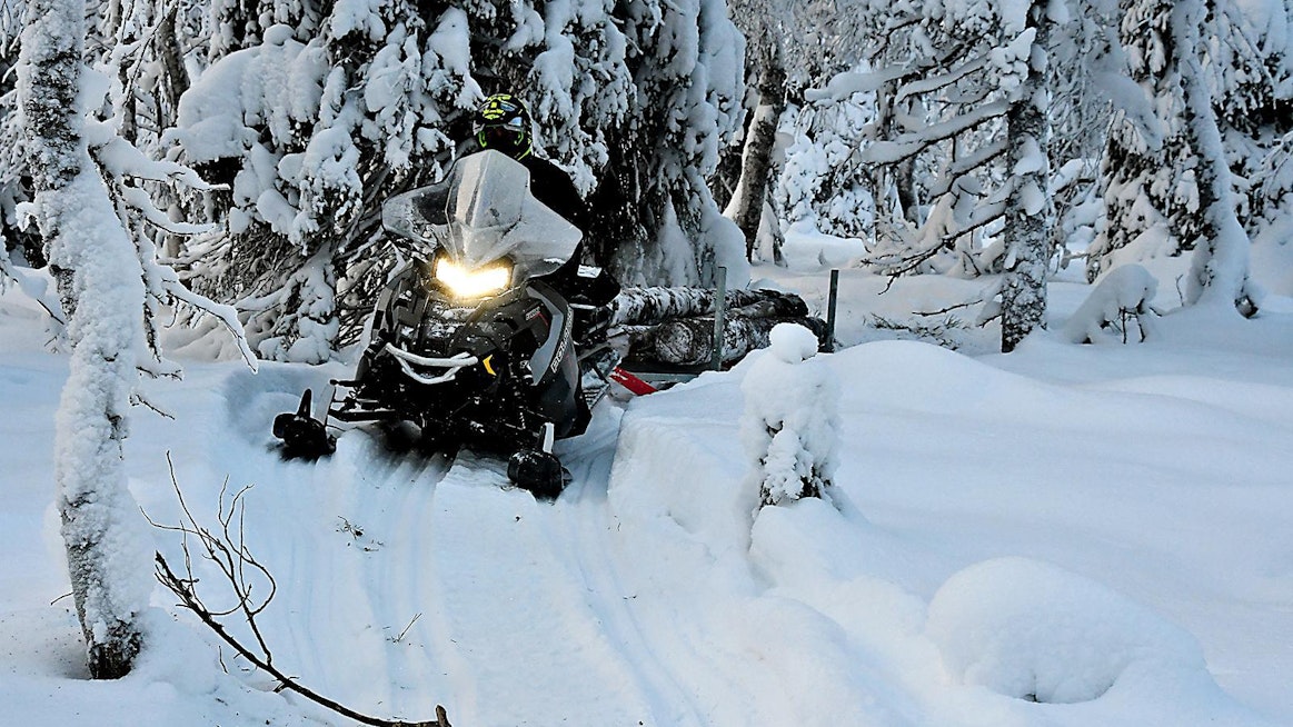 Tukkireki ei paljon TItanin perässä painanut. Reittilanan veto oli myös helppoa – vääntävä moottori jaksaa vetää hitaassakin nopeudessa raskasta kuormaa. Polaris Titan Adventure on tehokas kelkka, jolla voi liikkua myös reittien ulkopuolella. Tuulilasi suojaa hyvin.