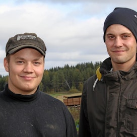 Tero (vas.) ja Petteri Lounasvaara lähtevät KoneAgriaan hakemaan ideoita suunnitteilla olevan pihaton rakentamiseen.
