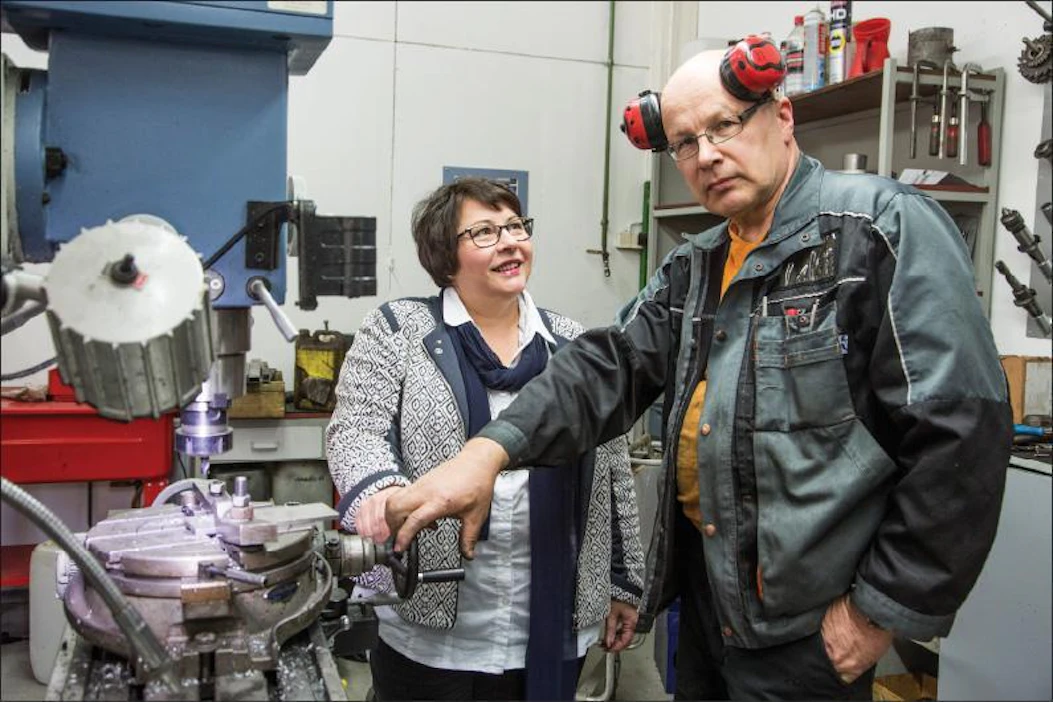Talous-päällikkö Raija Karmala ja luottamusmies Hannu Korhonen ovat tyytyväisiä paikalliseen sopimiseen tuusulalaisessa metallialan yrityksessä Vepessä. Markku Vuorikari