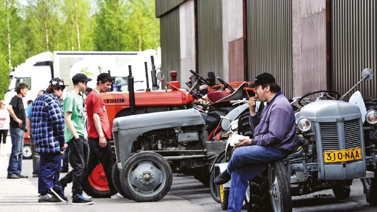 Harmaa Ferguson ja kuuma grillimakkara kuuluvat jokaiseen traktorinäyttelyyn.