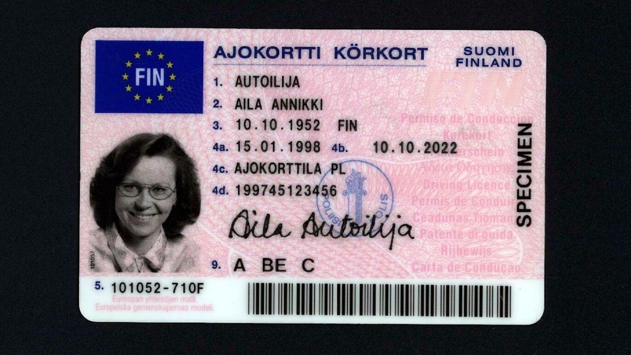 Ajokortti on Suomessa pitkään kelpuutettu henkilöllisyystodistukseksi monissa asiointitilanteissa. Poliisin näkökulmasta se ei kuitenkaan ole henkilöllisyyttä osoittava asiakirja. Ajokortin myöntää Suomessa tätä nykyä Trafi.