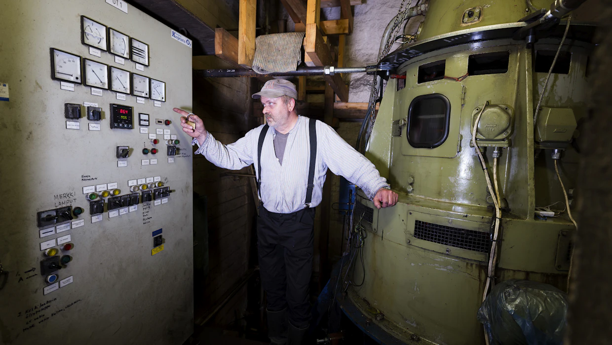 Vesienergian varaan aikanaan syntyneen Haapakosken ruukin läpi virtaavan joen energiaa otetaan yhä talteen Tampellan 1963 valmistamalla 120 kW kaplan-turbiinilla, joka aikanaan jauhoi sähköä meijereille Sotkamossa.