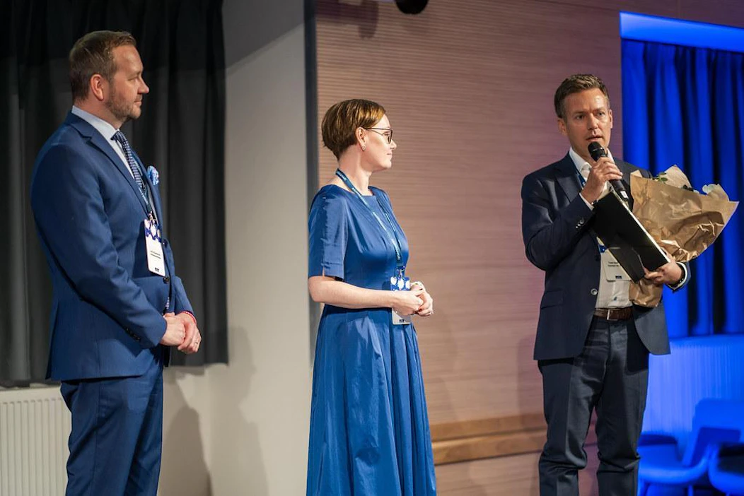 Keskuskauppakamarin toimitusjohtaja Juho Romakkaniemi, Keskuskauppakamarin johtaja Stina Wikberg ja Suomen 4H-liiton toimitusjohtaja Tomi Alakoski Vuoden vastuullisuusteko -kilpailun palkintojenjakotilaisuudessa