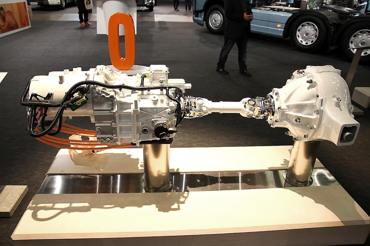 Volvo FE -sähkömoottoripaketti käsittää 2x185 kW sähkömoottorit, joista saatava jatkuva nimellisteho on 260 kW. Vääntöä tällä yhdistelmällä saadaan mukavat 850 Nm. Vaihteistona on tässä tapauksessa 2-nopeuksinen automaatti. (TR)
