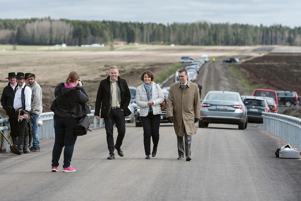 Keskustalainen kansanedustaja Antti Kurvinen (vasemmalla), liikenne- ja viestintäministeri Anne Berner (kesk.) sekä Kauhavan kaupunginjohtaja Markku Lumio saapuivat Ämpin sillan avajaisiin keskelle laajaa Alajokilakeutta viime lauantaina.