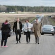 Keskustalainen kansanedustaja Antti Kurvinen (vasemmalla), liikenne- ja viestintäministeri Anne Berner (kesk.) sekä Kauhavan kaupunginjohtaja Markku Lumio saapuivat Ämpin sillan avajaisiin keskelle laajaa Alajokilakeutta viime lauantaina.
