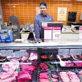 Lihan hinta Suomessa on noussut, koska halpojen lihaerien tuonti ulkomailta on vähentynyt. Lihatiskin takana keskiviikkona kauppias Juha Timonen K-market Karpalossa Pertunmaan kirkonkylässä. Kari Salonen