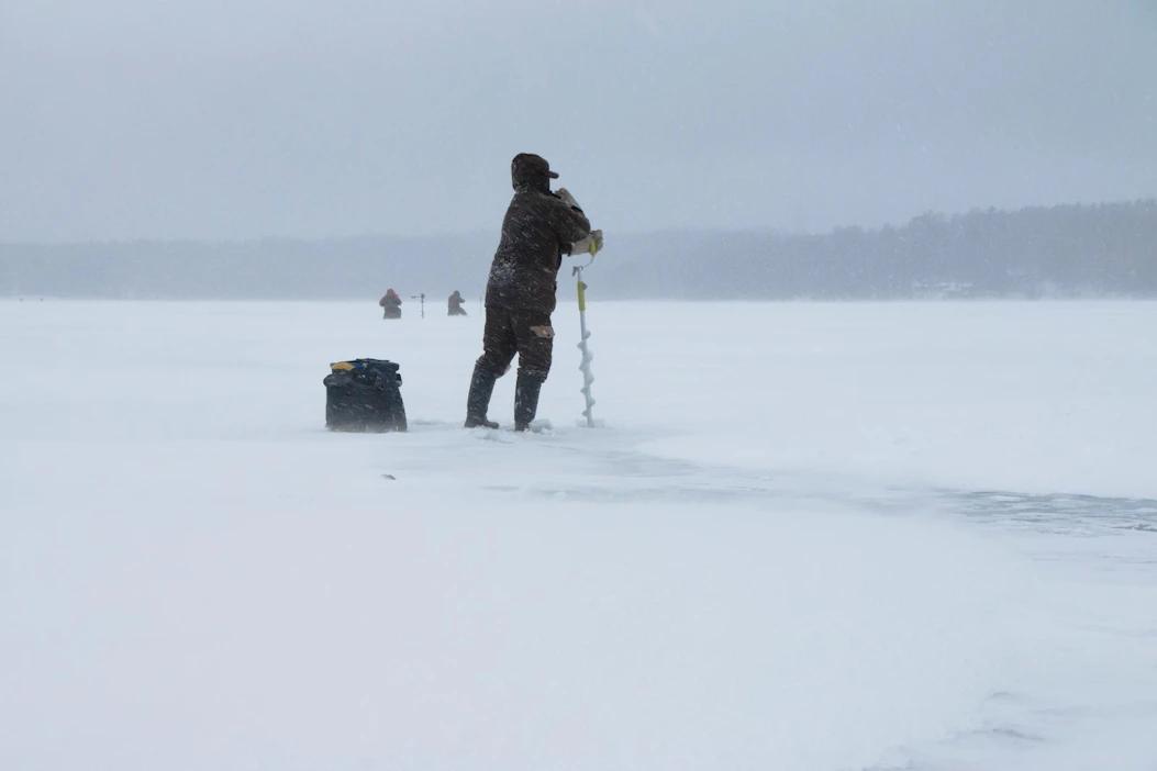 Kalastonhoitomaksu on pakollinen kaikille 18‒64-vuotiaille kalastajille, jotka kalastavat muuten kuin pilkillä, ongella tai silakkalitkalla.