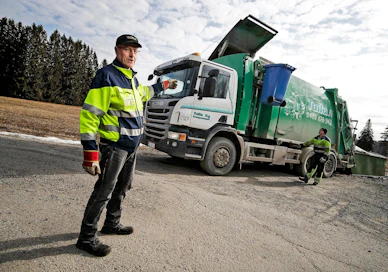 Kangasniemellä on jo saavutettu jätelain vuodelle 2025 kaavailemat tavoitteet vähentää sekajätteen määrää. Matti Tullan jäteyrityksellä on kaksi jäteautoa, jotka keräävät kahta jätelajia samalla kierroksella. Saatavilla on myös kolmi- ja nelilokeroisia jäteautoja.