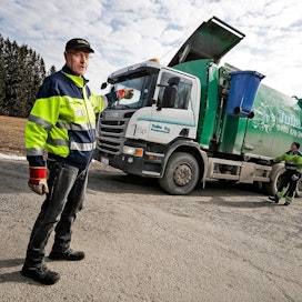 Kangasniemellä on jo saavutettu jätelain vuodelle 2025 kaavailemat tavoitteet vähentää sekajätteen määrää. Matti Tullan jäteyrityksellä on kaksi jäteautoa, jotka keräävät kahta jätelajia samalla kierroksella. Saatavilla on myös kolmi- ja nelilokeroisia jäteautoja.