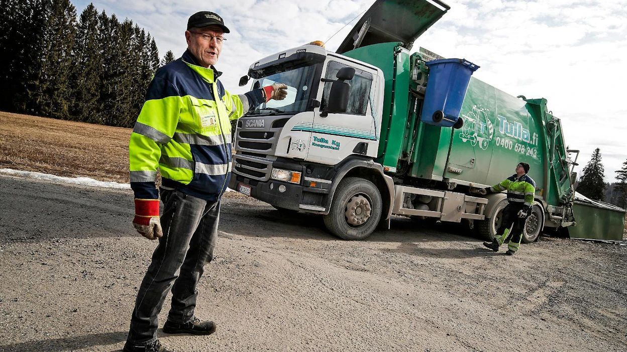 Kangasniemellä on jo saavutettu jätelain vuodelle 2025 kaavailemat tavoitteet vähentää sekajätteen määrää. Matti Tullan jäteyrityksellä on kaksi jäteautoa, jotka keräävät kahta jätelajia samalla kierroksella. Saatavilla on myös kolmi- ja nelilokeroisia jäteautoja.