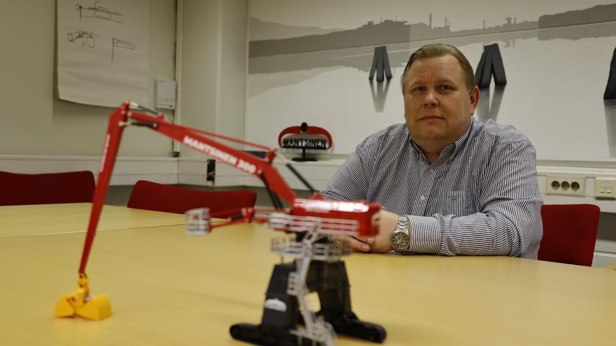 Kalustopäällikkö Mikko Mantsinen on perheyhtiön toista sukupolvea. Hän on tullut yrityksen toimintaan jo nuorena miehenä ja käyttänyt itsekin yhtiön koneita.