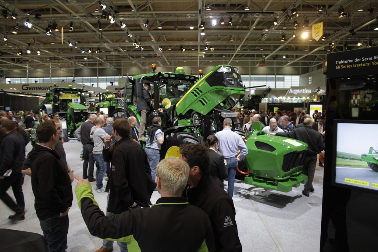 John Deere hallitsee läntisen Euroopan traktorimarkkinoita. Yhtiön osastot Agritechnica-messuilla ovat perinteisesti näyttäviä ja kattavia.