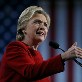 Hillary Clinton on saattanut kiriä hieman etumatkaa vaalien kynnyksellä, käy ilmi tuoreista mielipidekyselyistä. LEHTIKUVA/AFP