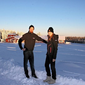 Maatalouslomittajana työskennellyt Anniina sekä metsäkoneen kuljettajana toiminut Vesa Sironen muuttivat emännän kotitilalle jo vuonna 2012, mutta ottivat tilan nimiinsä vasta vuoden 2018 alusta.
