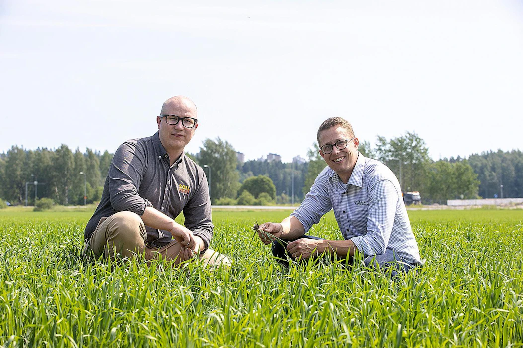 Kalkitus on hyväksi tilan taloudelle ja ympäristölle sanovat Eljas Jokinen (vas.) ja Kalle Erkkola (oik.).
