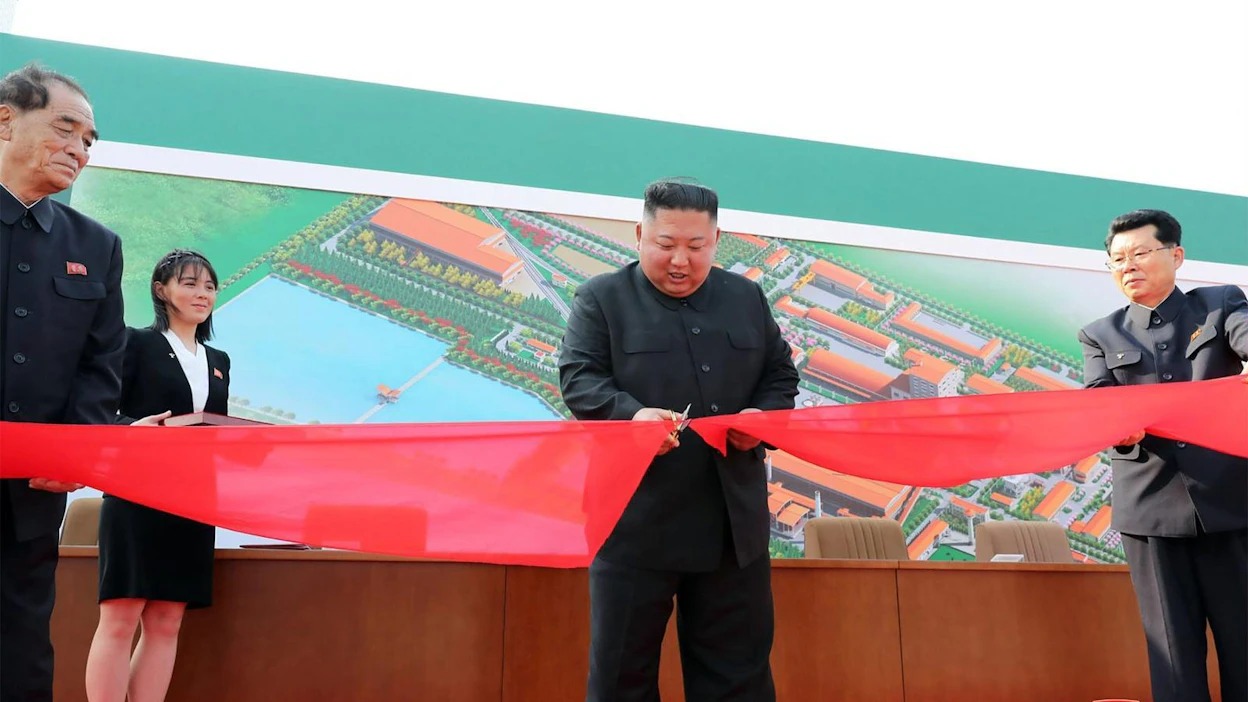 Kim vaikuttaa huhuista huolimatta olevan elossa ja työn toimessa. Lehtikuva/AFP
