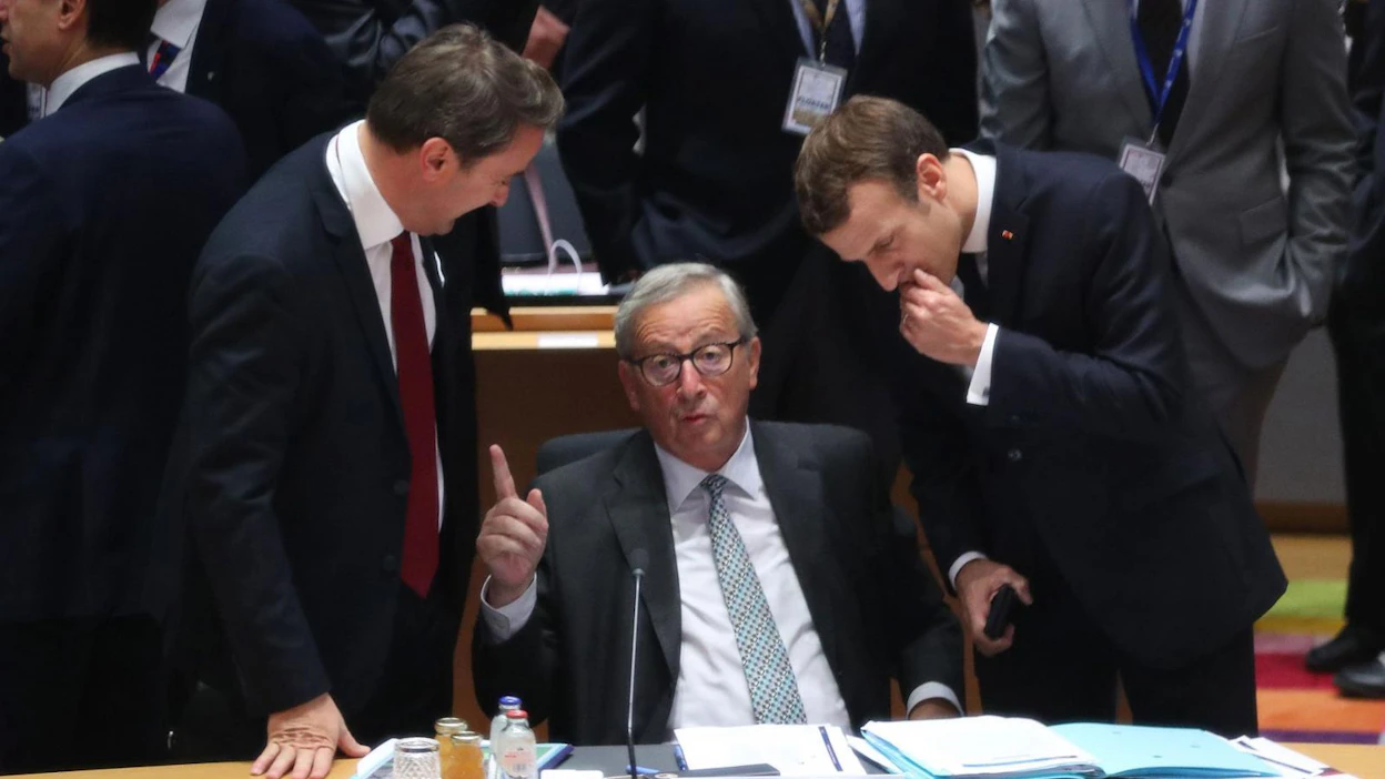Jean-Claude Juncker (keskellä) sanoi huippukokouksen päätyttyä perjantaina, että Pohjois-Makedonian ja Albanian torjuminen on virhe. LEHTIKUVA / AFP