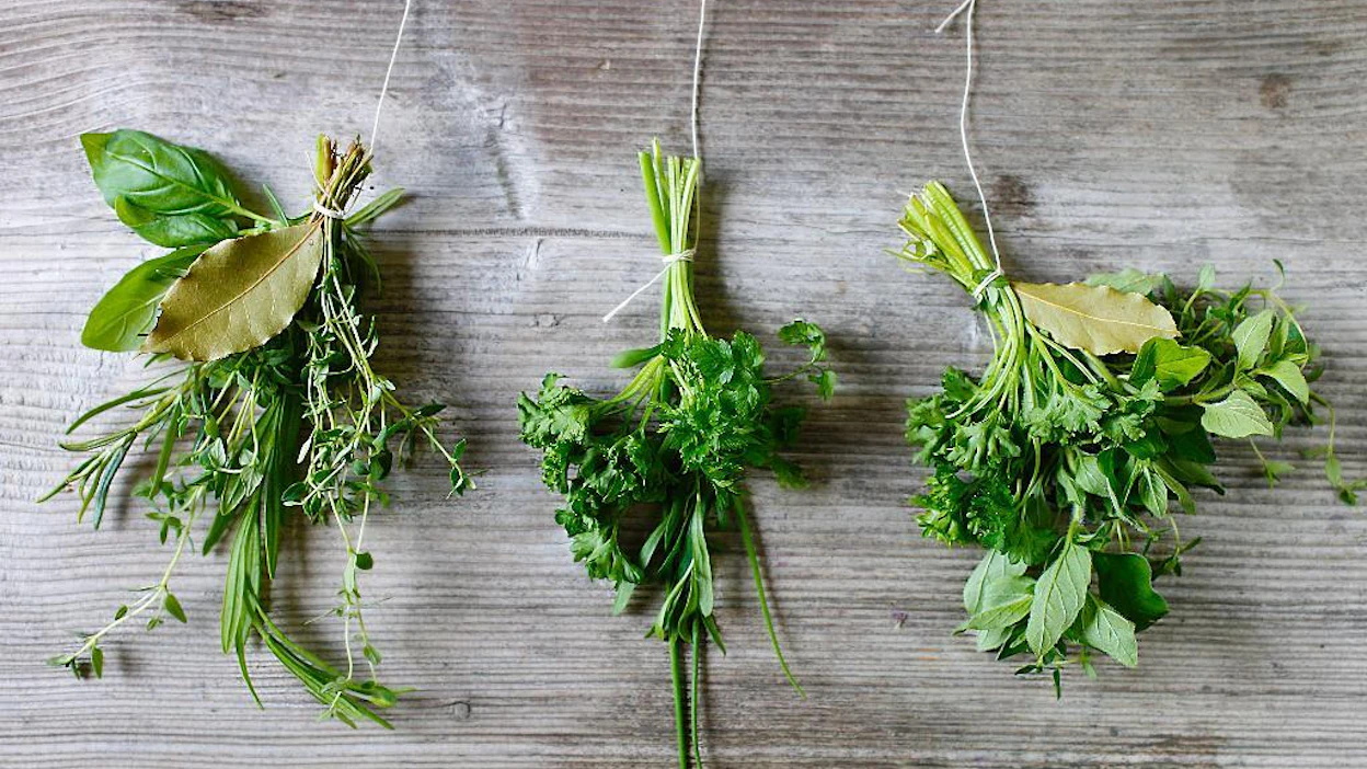 Provencen yrttikimppu (vas.) on keittiön yleismauste, fines herbes sopii muna- ja kasvisruokiin ja bouget garni liemien maustajaksi. Kimppu otetaan keitoksesta pois ennen tarjoilua.